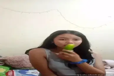 Cewek Cantik Main Timun Gede Sampe Memek Basah Ngentot Liar