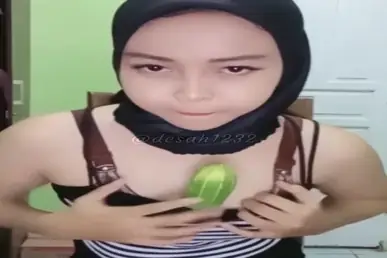 Cewek Jilbab Cantik Live Colmek Pake Timun Gede