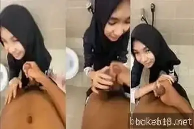 Diam-diam kasih temen kuliah coba kontol di toilet